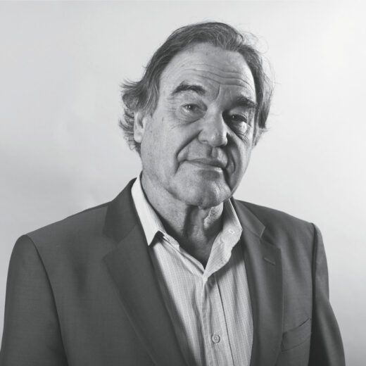 Als een ware complotdenker neemt Oliver Stone het niet zo nauw met de feiten