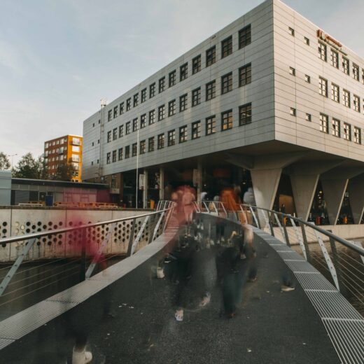Hoe mannen in pakken van het mbo een onderwijsfabriek maakten