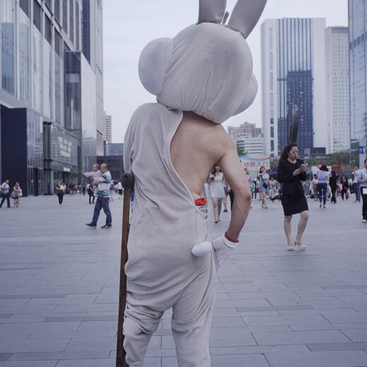 Fotodocument: Alledaags absurdisme op de straten van Chengdu, China