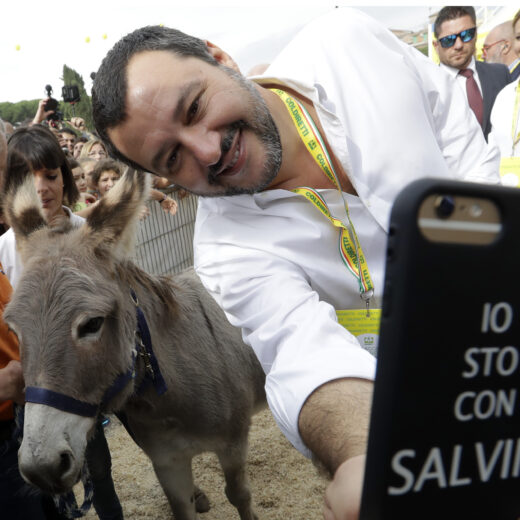 Selfies, emoji's en volkswoede: in Italië voeren populisten non-stop campagne