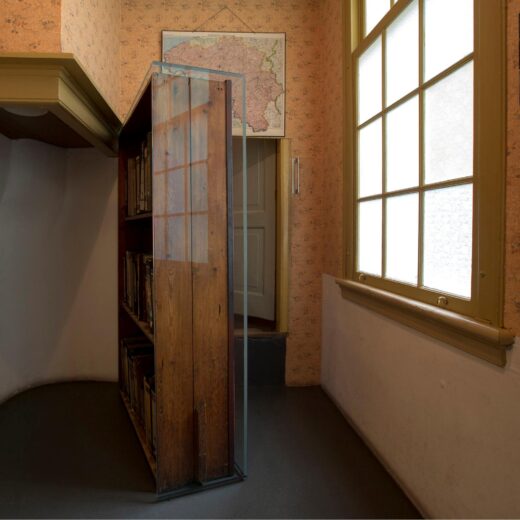 De boekenkast van het Achterhuis: poort naar de hel én bron van inspiratie