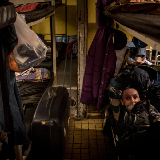 Daklozen zijn illegaal in Hongarije, dus besloten deze twee Zeeuwen ze te gaan helpen