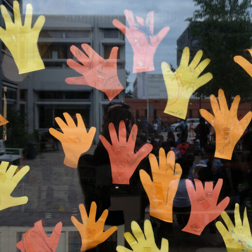 Weer naar school na de lockdown: ‘Het valt niet mee om afstand te houden van de kinderen’