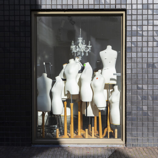 Hoe onze liefde voor de uitverkoop onrecht in de modesector in stand houdt