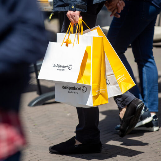 Steun ontvangen én gul geven: in de coronacrisis wil de Bijenkorf van twee walletjes eten