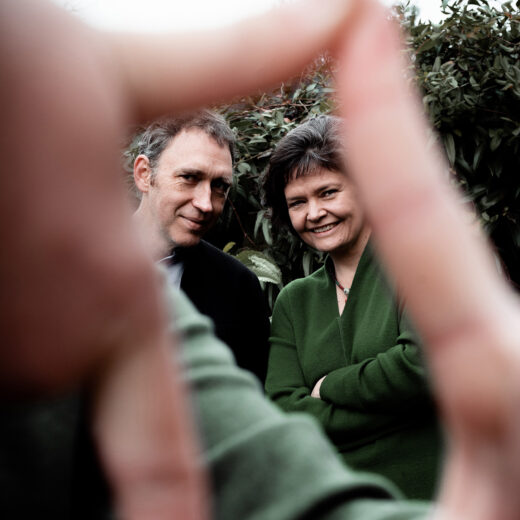 Kate Raworth en Roman Krznaric samen aan de keukentafel: ‘We zijn doordrenkt van elkaars werk’