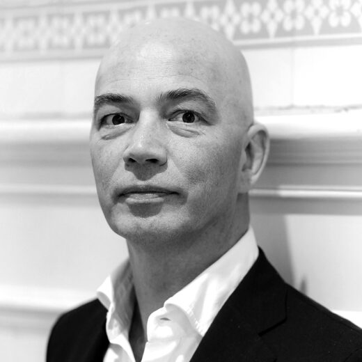 Literaire Kroniek: Als columnist is Tommy Wieringa als een vader in een onbarmhartige wereld