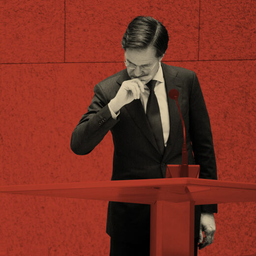 Via het geitenpaadje dat Kaag en Hoekstra hem boden wandelde Rutte vrolijk de Kamer uit