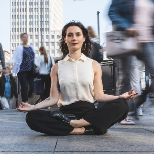 De opkomst van ‘wellnessrechts’: yogales als broeinest van complottheorieën
