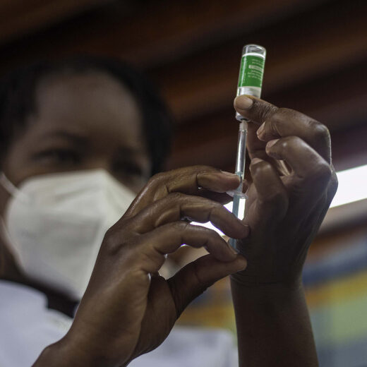 Het westerse egoïsme in de slag om vaccins kan ons nog duur komen te staan
