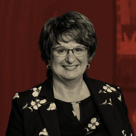Dat uitgerekend een icoon van de achterkamers de gesloten bestuurscultuur moet doorbreken
