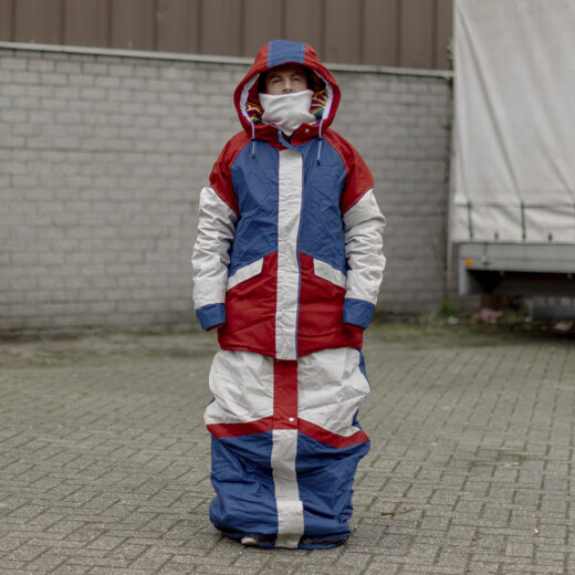 Met zijn Sheltersuits helpt Bas Timmer daklozen de winter door
