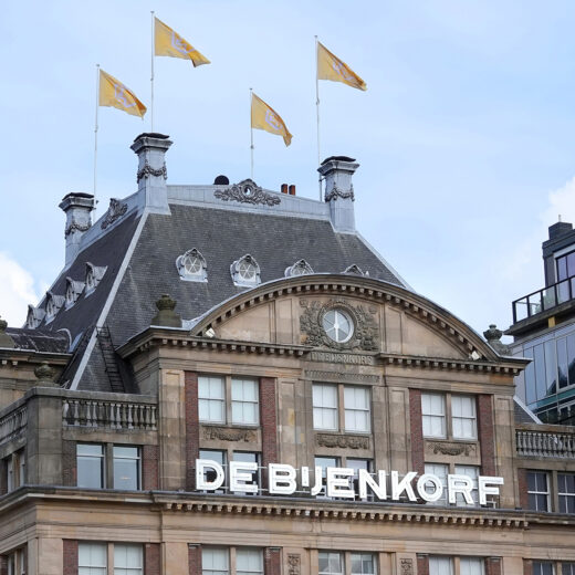 Het rokershoekje bij de Bijenkorf: loonslaven zijn het, maar luxe loonslaven