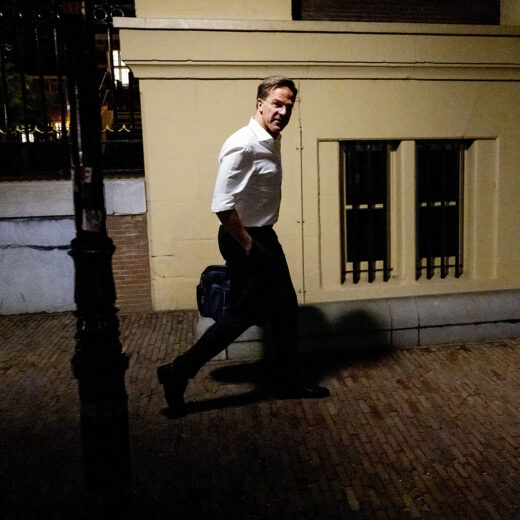 De VVD zit wat betreft migratie nog steeds op de bagagedrager van Wilders