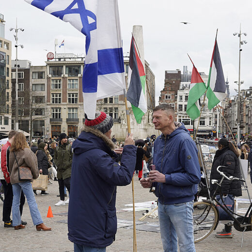 De oorlog daar zorgt voor ‘ongeremde opleving van haat’ hier