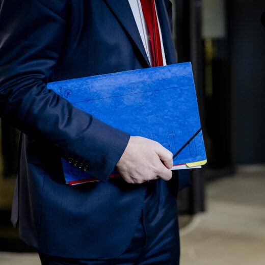 Onderhandelen kost geld (en dus ligt de formatie stil)